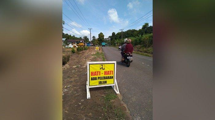 Ruas jalan Perawas-Buding, Desa Bulu Tumbang, yang akan diperlebar dari semula lebar jalan 4,5 meter menjadi 7,4 meter. Selasa (6/4/2021
