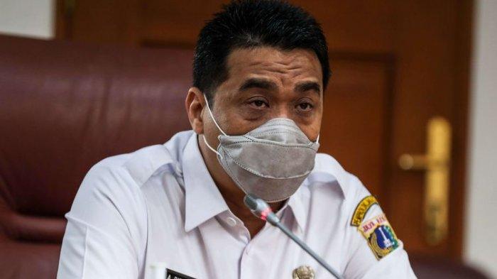 Ahmad Riza Patria, Wakil Gubernur DKI Jakarta memberikan sambutan di ruangan Balai Kota DKI Jakarta, Jakarta Pusat, Rabu (18/11/2020). BMW Group Indonesia memberikan bantuan penanganan Covid-19 berupa APD untuk tenaga medis melalui BPBD.