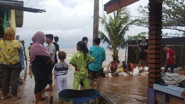 Warga jalan Menara, Desa Baru Manggar berjaga-jaga diseputaran rumah mereka, akibat air laut meluap masuk kerumah warga. Rabu (13/1/2021)