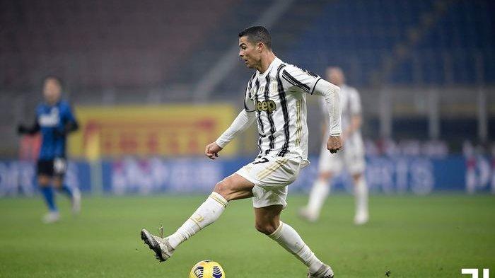 Megabintang Juventus, Cristiano Ronaldo, menguasai bola saat bertemu Inter Milan dalam laga pekan ke-18 Liga Italia 2020-2021, Minggu (17/1/2021) waktu setempat atau Senin pukul 02.45 WIB.