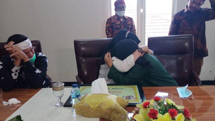 Sumiyatun (36) berpelukan dengan anaknya Agesti (19) saat proses mediasi di Kantor Kejaksaan Negeri Demak Jawa Tengah , Rabu (13/1/2021)