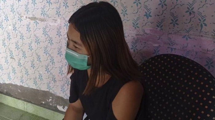 Anggun salah satu istri dari Suhuan saat berada di kediamannya.