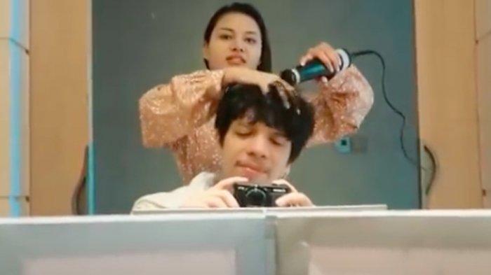Rambut Atta Halilintar dikeringkan oleh Aurel Hermansyah usai keduanya melalui malam pertama pernikahannya.
