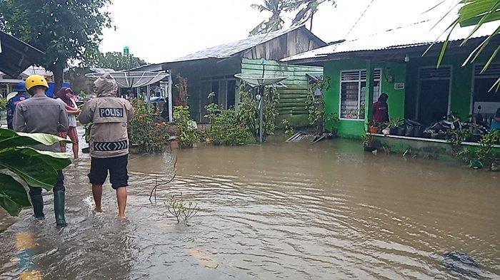Banjir melanda rumah di Rt 02/01 Lingkungan Tanjung Pendam, Kelurahan Tanjung Pendam, Tanjungpandan, Belitung, Rabu (13/1/2021).
