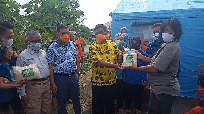 Bupati Belitung H Sahani Saleh (Sanem), sabtu (16/1/2021) ketika memberikan bantuan secara simbolis kepada korban banjir.