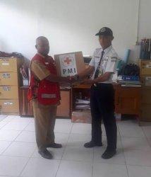 Cegah Covid-19, PMI Serahkan 1000 Masker ke Petugas Bandara Hanandjoedin