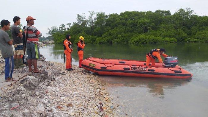 Proses pencarian korban diterkam buaya oleh tim SAR Gabungan di Kecamatan Gantung. Senin (25/1/2021)
