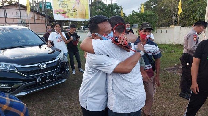 Burhanudin calon Bupati Belitung Timur, menangis haru berpelukan dengan rekannya.
