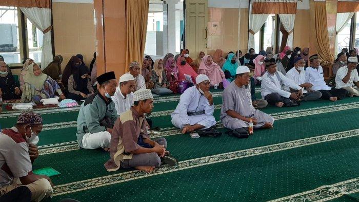 Calon jamaah haji kab belitung sedang mendengarkan rangkaian kegiatan bimbingan manasik haji