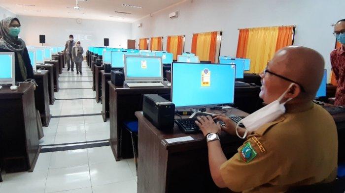\\\\Kepala BKPSDM Belitung Timur, Yuspian saat memeriksa perangkat komputer yang akan digunakan peserta SKB CPNS, Senin (7/9/2020) posbelitung/suharli