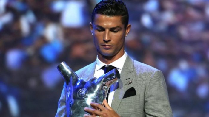 Cristiano Ronaldo, dengan trofi Pemain Pria Terbaik Eropa 2017 dalam acara undian fase grup Liga Champions, 24 Agustus 2017.