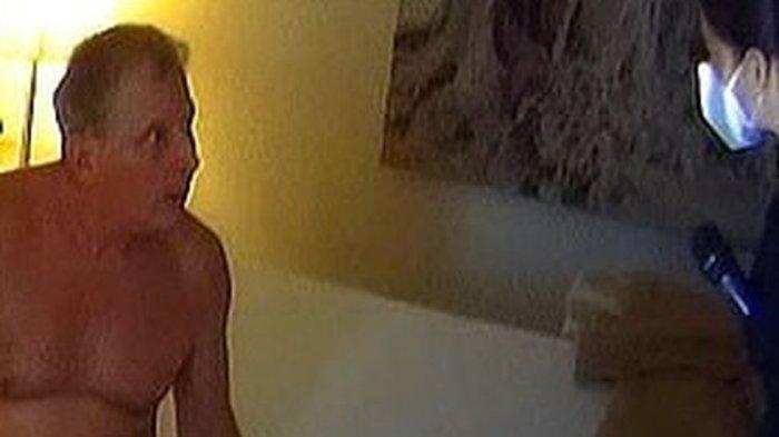 Dokter bernama Giovanni Miniello, 60 tahun, seorang ginekolog di Bari, tertangkap kamera setengah telanjang di kamar hotel dengan pasien wanita modus menawarkan untuk menyembuhkan penyakit pasien dengan berhubungan intim