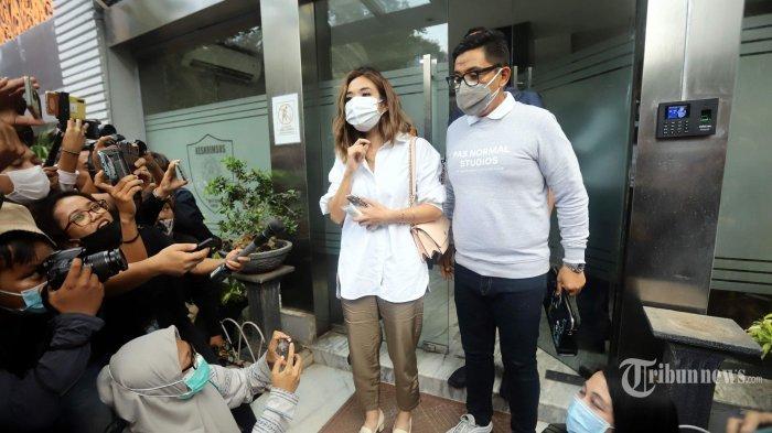 Artis Gisella Anastasia usai diperiksa di Ditreskrimsus Polda Metro Jaya, Jakarta Selatan, Selasa (17/11/2020). Pemanggilan Gisella Anastasia itu guna pemeriksaan lebih lanjut terkait adanya video asusila mirip dirinya. Tribunnews/Herudin (Tribunnews/Herudin)