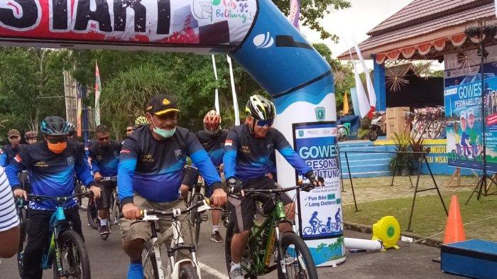 Bupati Belitung Sahani Saleh dan rombongan ikut Gowes Pesona Belitung 2020, yang dimulai dari Pantai Wisata Tanjungpendam pada Minggu (8/11/2020) pag