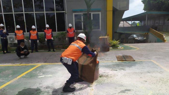 Caption: Petugas PLN saat melakukan simulasi tanggap darurat