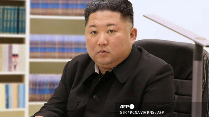 Gambar ini dirilis oleh Korean Central News Agency (KCNA) resmi Korea Utara pada 1 Januari 2021 menunjukkan pemimpin Korea Utara Kim Jong Un menulis surat tulisan tangan untuk semua orang di Tahun Baru 2021.