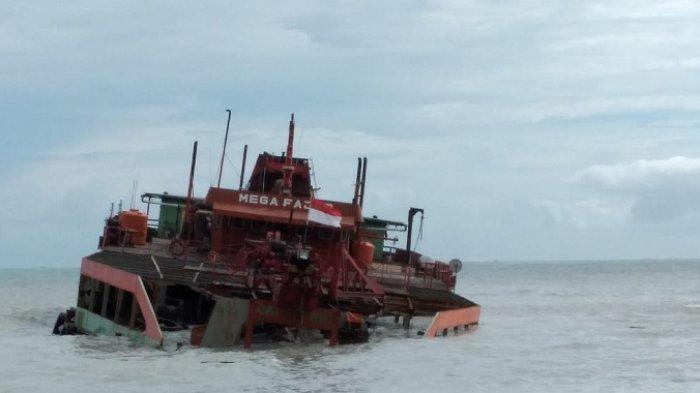 Kapal Isap Produksi (KIP) Mega Fajar mitra PT Timah Tbk kandas di pinggir Pantai Matras Kecamatan Sungailiat Kabupaten Bangka, Sabtu (2/1/2021) pagi