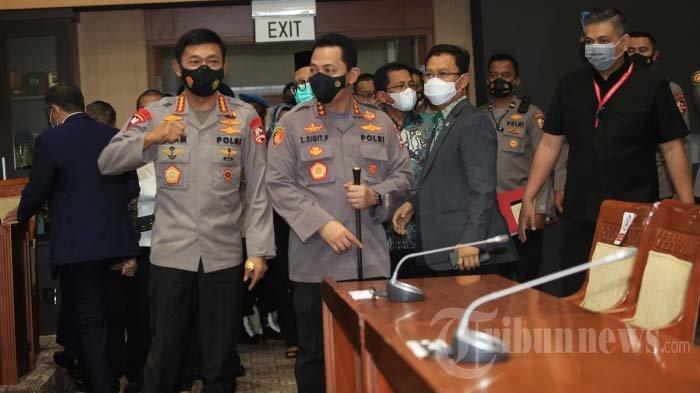 Calon Kapolri, Komjen Pol Listyo Sigit Prabowo (kedua kiri) bersama Kapolri, Jenderal Pol Idham Azis (kiri) jelang fit and proper test atau uji kelayakan dan kepatutan calon Kapolri di Komisi III DPR RI, Gedung Nusantara II, Kompleks Parlemen, Senayan, Jakarta Pusat, Rabu (20/1/2021). Komjen Pol Listyo Sigit Prabowo dipilih Presiden Joko Widodo menjadi calon tunggal Kapolri untuk menggantikan Jenderal Pol Idham Azis yang akan memasuki masa pensiun.