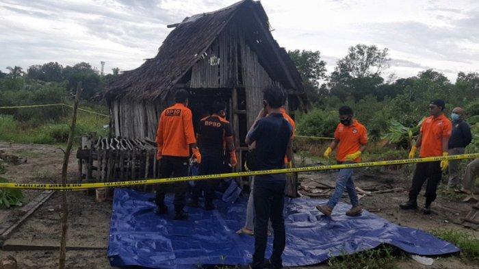 Proses evakuasi penemuan mayat disebuah gubuk, dusun Selumar, Desa Selinsing, Belitung Timur oleh Polres Belitung Timur, Polsek Gantung, BPBD Beltim dan warga sekitar. Kamis (19/11/2020).