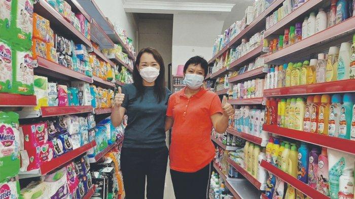 PENGELOLA Babel Mart, Vina Cristyn Ferani bersama Pemilik Babel Mart, Lusia atau akrab disapa Anyun.