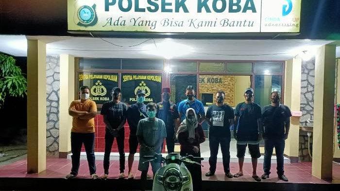 Pasutri yang berinisial SO (44) dan RI (31) saat diamankan di Mapolsek Koba setelah mencuri sepeda motor di Pasar Pagi Desa Air Bara
