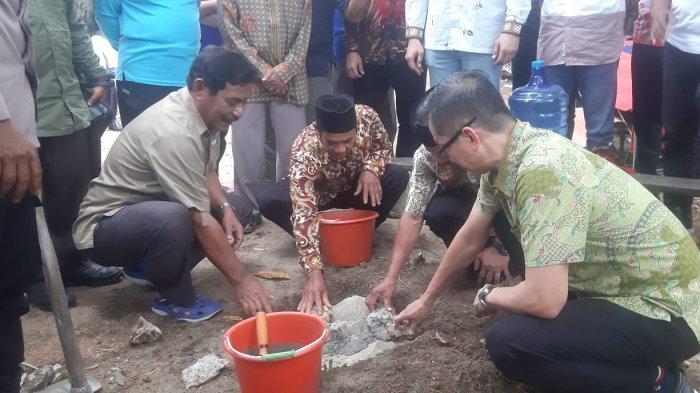 Bupati Belitung Sahani Saleh (kiri) Bersama Bussines Development Head PT. Bina Agro Tani Budjang Fauzie melakukan peletakan batu pertama pembangunan pabrik pengolahan minyak sawit pada Jum'at (10/6/2022)