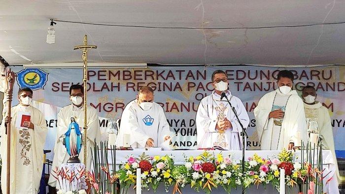 2022/02/18 pemberkatan gedung sekolah yang dihadiri Uskup MGR Adrianus Sunarko OFM di SD Regina Pacis Tanjungpandan