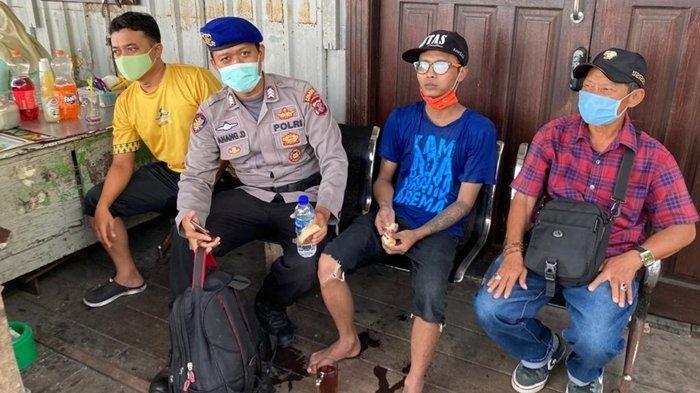 Dedik Purnomo (kaos biru) saat dievakuasi di kawasan Pelabuhan Semayang Balikpapan, Rabu (16/12/2020). Dedik ditemukan mengapung di lautan dengan galon kosong. Ia nekat berenang mengarungi lautan lantaran tak punya ongkos hendak pulang kampung ke Malang, Jawa Timur.