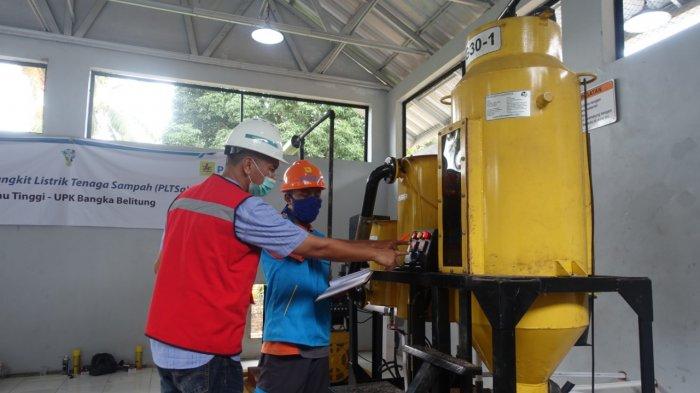 GM PLN Babel, Abdul Mukhlis Saat melakukan pengecekan mesin PLTSa di Pulau Tinggi