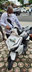 Pertama di Indonesia, Petugas PMI Ambil Kantong Darah Gunakan Motor Listrik