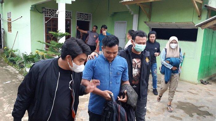 Nugroho saat diamankan di kediamannya di Way Kanan Lampung oleh Tim Gabungan dari Buser Polres Bangka, Unit PPA Sat Reskrim Polres Bangka, Kamis (25/2/2021).