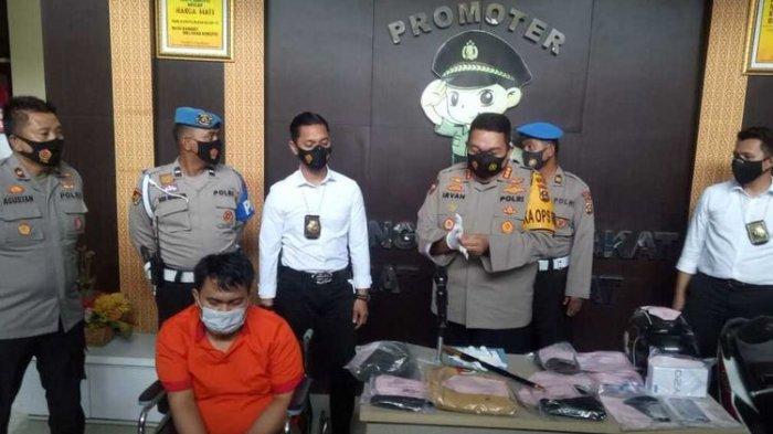 Polrestabes Palembang ketika melakukan gelar perkara terkait pembunuhan YL (25) yang ditemukan tewas dalam kamar hotel usai dibunuh oleh pelanggannya sendiri, Senin (18/1/2021).