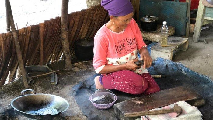 Rahina, Jumat (26/3/2021) ketika memproduksi emping baguk di kediaman beralamat di Desa Pulau Seliu, Kecamatan Membalong