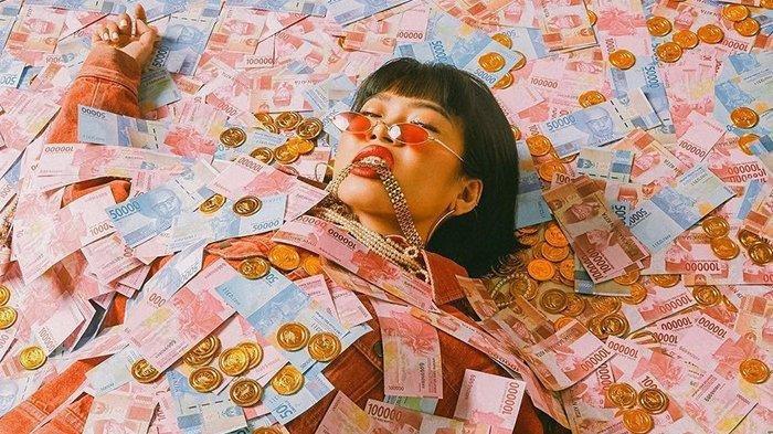 Rapper asal Indonesia Ramengvrl bernama asli Putri Estiani Soeharto lulusan UI predikat Cumlaude