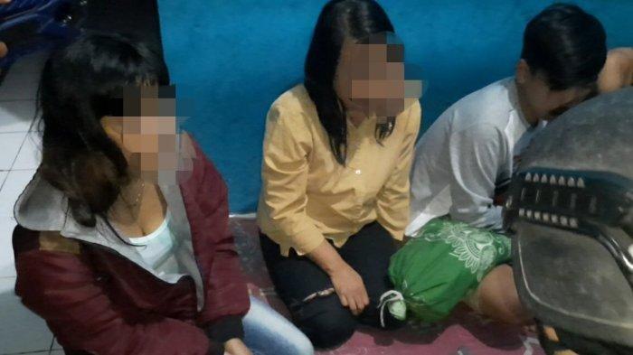 Dua remaja perempuan ikut terciduk dalam penggerebekan ajang diduga pesta miras di kamar kos Jalan Letjen Mashudi, Tasikmalaya, Jawa Barat, Minggu (21/2/2021).