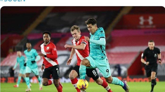 Pemain Liverpool, Roberto Firmino (kanan), menguasai bola saat menghadapi Southampton dalam laga Liga Inggris di Stadion St. Mary's, Senin (4/1/2020).