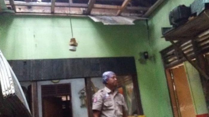 Rumah Mak Karsih (70) di Kampung Cikangkareng Rt 02 RW 13 Dusun Sindangjaya Desa Cisontrol Rancah Ciamis porak poranda disambar petir Rabu (5/1)