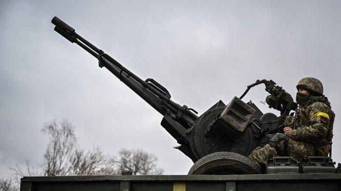 Seorang tentara Ukraina mempertahankan posisinya dengan senjata antipesawat ZU-23-2 bantuan dari Jerman di garis depan, timur laut Kyiv pada 3 Maret.