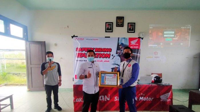 Team Safety Riding Honda Asia Surya Perkasa Main Dealer Bangka Belitung kembali menggelar Safety Riding Education bertemakan “Sambut Natal dengan #Cari_Aman” di SMK N 1 Sp. Renggiang, Rabu (16/12/2020)