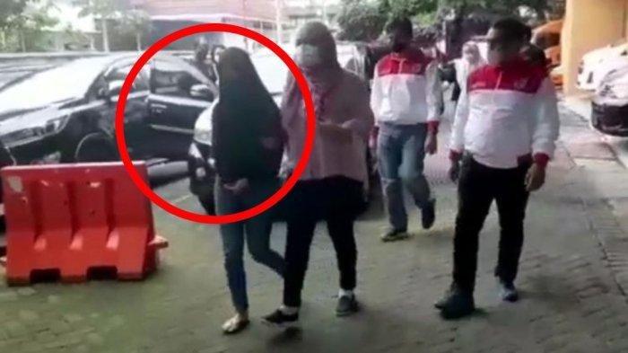 Tangkapan layar video saat tersangka S tiba di Polda DIY. S telah ditetapkan sebagai tersangka dalam kasus video setengah telanjang di Bandara Yogyakarta International Airport (YIA).