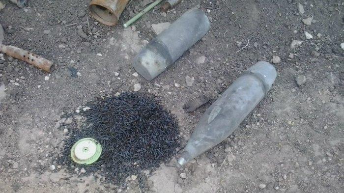 Ditemukan senjata terlarang aunisi artileri berisi anak panah logam atau flechette seperti ini yang ditemukan di Bucha, Ukraina. Senjata terlarang ini disinyalir digunakan Ukraina untuk membunuh warga sipil untuk dijadikan propaganda menuduh Rusia