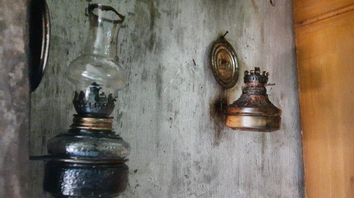 2 Buah lampu semprong mungil menempel di dinding rumah Yoyoh (50) yang berlokasi di Campea, Kabupaten Bogor