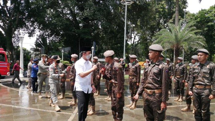 Sebanyak 57 anggota Satuan Polisi Pamong Praja (Satpol PP) dan Pemadam Kebakaran (Damkar) Kota Bogor secara resmi menjalani pembaretan.