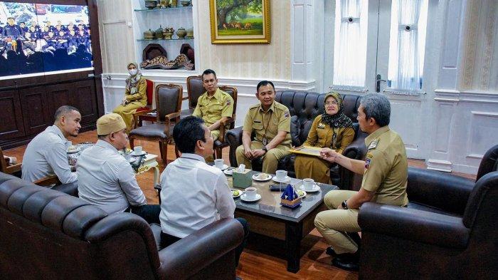 Kota Bogor menerima piagam penghargaan dari Kementerian Keuangan (Kemenkeu) atas keberhasilannya dalam menyusun dan menyajikan laporan keuangan Tahun 2021 dengan opini Wajar Tanpa Pengecualian (WTP).