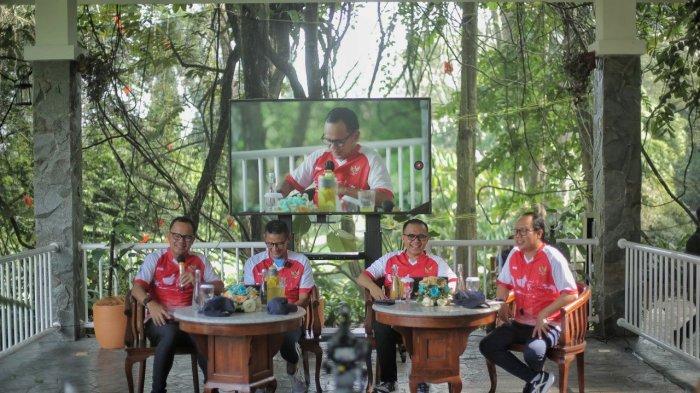 Wali Kota Bogor sekaligus Ketua Dewan Pengurus Asosiasi Pemerintah Kota Seluruh Indonesia (APEKSI), Bima Arya bersama Menteri Pariwisata dan Ekonomi Kreatif (Menparekraf), Sandiaga Salahuddin Uno dan Kepala Lembaga Kebijakan Pengadaan Barang/Jasa Pemerintah (LKPP), Abdullah Azwar Anas serta para wali kota anggota APEKSI jalan sehat keliling Kebun Raya Bogor (KRB), Sabtu (3/9/2022).