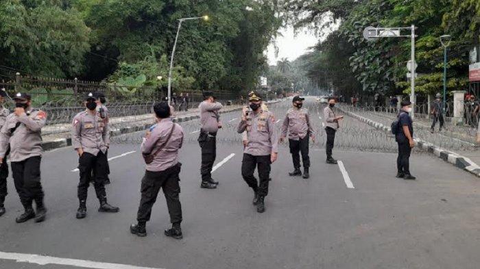 Aparat gabungan sudah pasang pagar kawat di Jalan Ir H Djuanda, Bogor untuk antisipasi datangnya demonstran, Senin (11/4/2022)