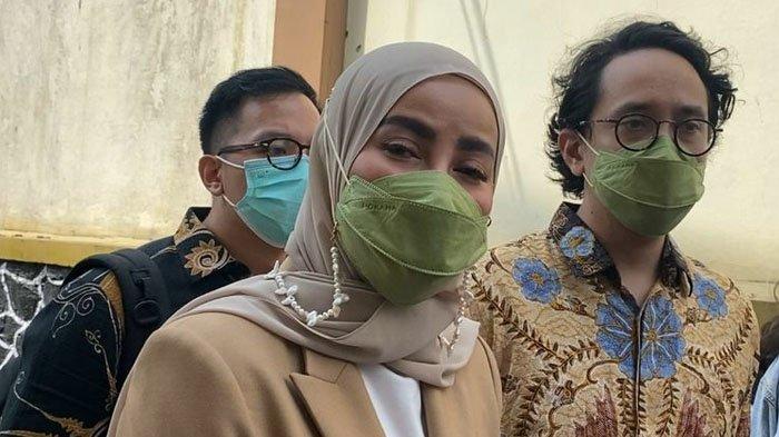 Artis Olla Ramlan dan kuasa hukumnya, Bara Tampubolon saat ditemui di Pengadilan Agama (PA) Jakarta Selatan, Senin (23/5/2022).