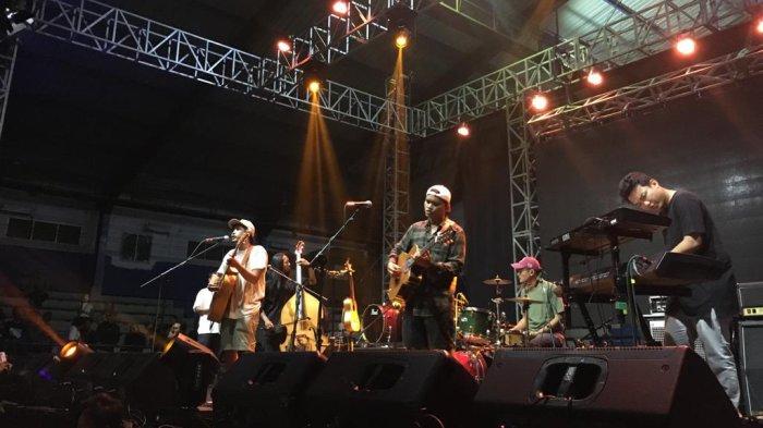Band Nosstress menggetarkan GOR Pajajaran lewat konser musik Pesta Malam Sabtu pada Jumat (26/8/2022).