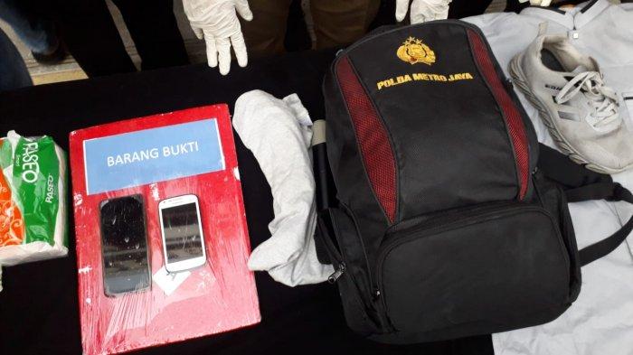 Barang bukti tas bertuliskan 'Polda Metro Jaya', ponsel dan beberapa barang lainnya yang diamankan dari pelaku penculikan yang ditangkap Polres Bogor, Kamis (12/5/2022)