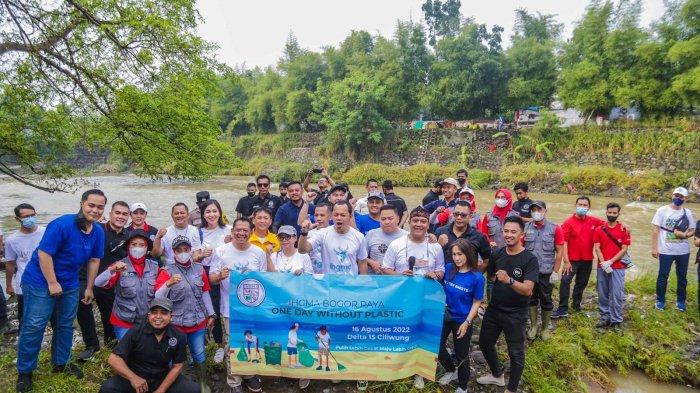 Para manajer dan karyawan yang tergabung di Indonesian Hotel General Manager Association (IHGMA) Chapter Bogor Raya bersama Wali Kota Bogor, Bima Arya bebersih sungai Ciliwung dari sampah plastik dalam acara Clean Up Day ‘A Day Without Plastic’ di Delta 15 Ciliwung RT.007 RW.15, Villa Bogor Indah, Kelurahan Kedung Halang, Kecamatan bogor Utara, Kota Bogor, Selasa (16/8/2022).